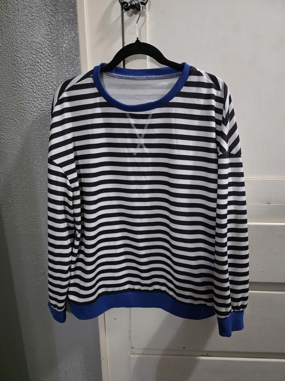 Source Unknown Black and White Striped Long Sleeve Tee with Blue Trim
